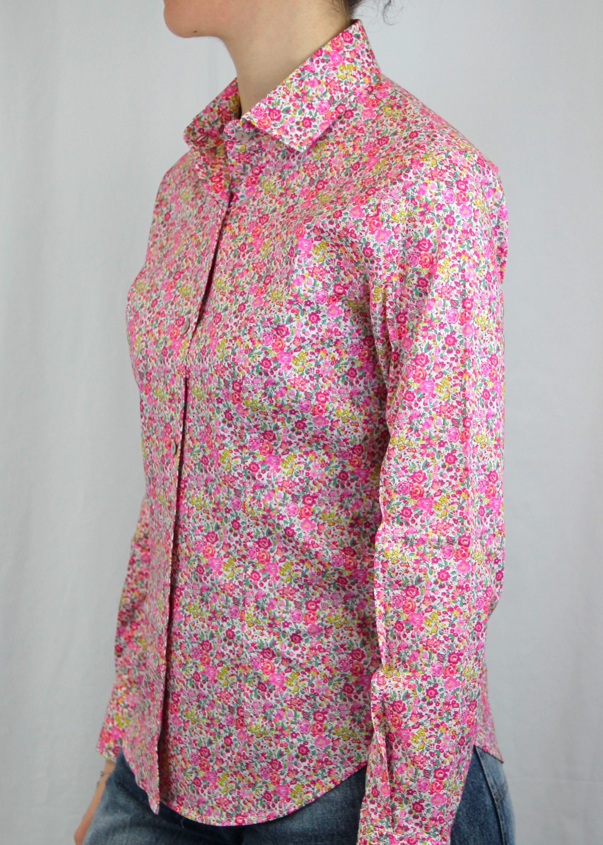 La camicia in cotone Liberty è un capo essenziale, realizzato artigianalmente in Italia in 100% cotone di alta qualità. La fantasia millefiori nei toni del fucsia aggiunge un tocco vivace ed elegante al capo. Con il suo taglio classico, è perfetta per outfit casual o formali, garantendo comfort, traspirabilità e una vestibilità impeccabile. Made in Italy, unisce eleganza e tradizione.