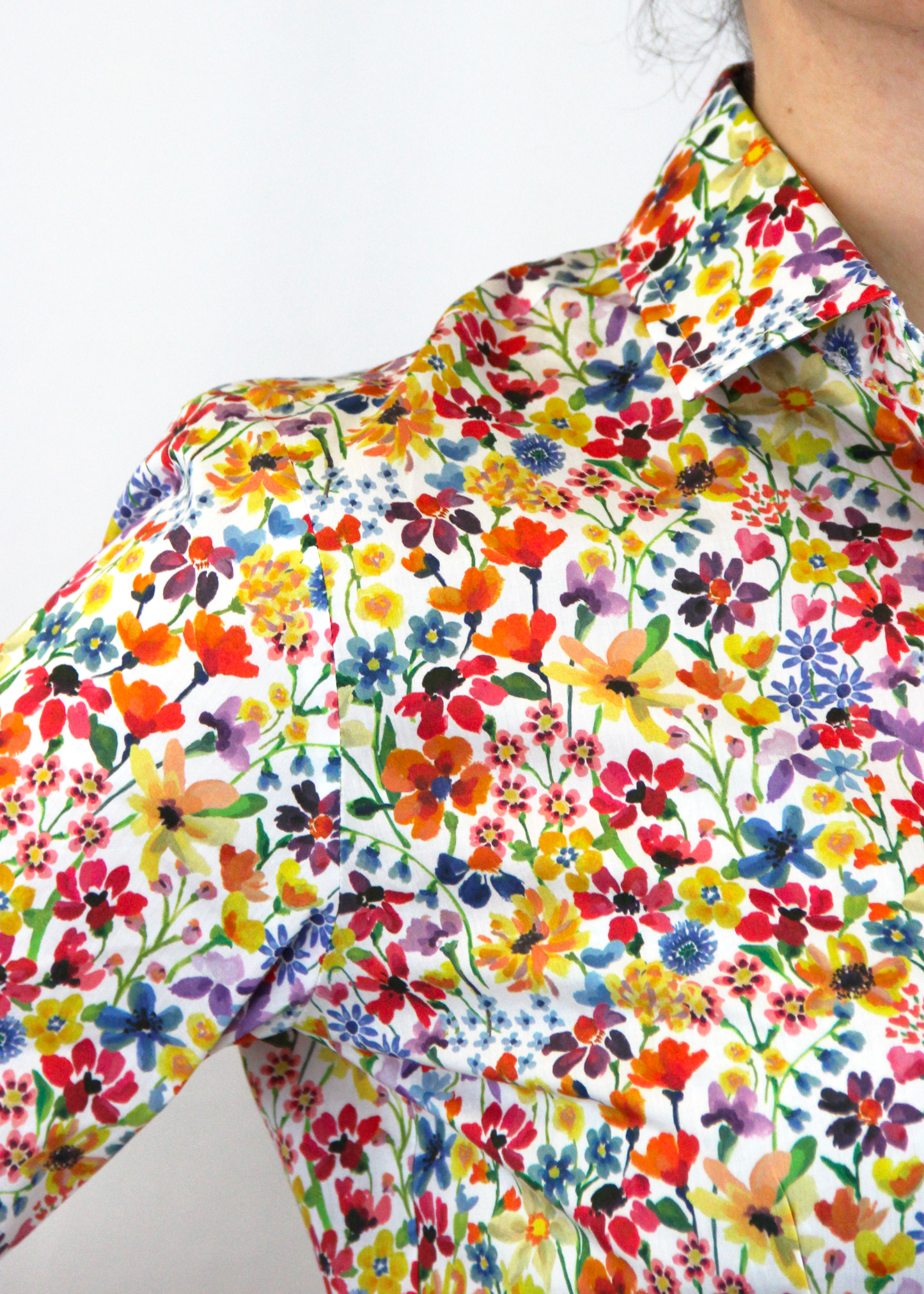 La camicia in cotone Liberty è un capo essenziale, realizzato artigianalmente in Italia in 100% cotone di alta qualità. La fantasia millefiori multicolor dona un tocco vivace e raffinato al capo. Con il suo taglio classico, è perfetta per outfit casual o formali, assicurando comfort, traspirabilità e una vestibilità impeccabile. Made in Italy, unisce eleganza e tradizione.