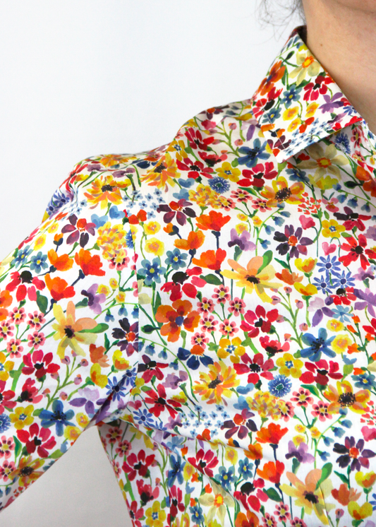 La camicia in cotone Liberty è un capo essenziale, realizzato artigianalmente in Italia in 100% cotone di alta qualità. La fantasia millefiori multicolor dona un tocco vivace e raffinato al capo. Con il suo taglio classico, è perfetta per outfit casual o formali, assicurando comfort, traspirabilità e una vestibilità impeccabile. Made in Italy, unisce eleganza e tradizione.