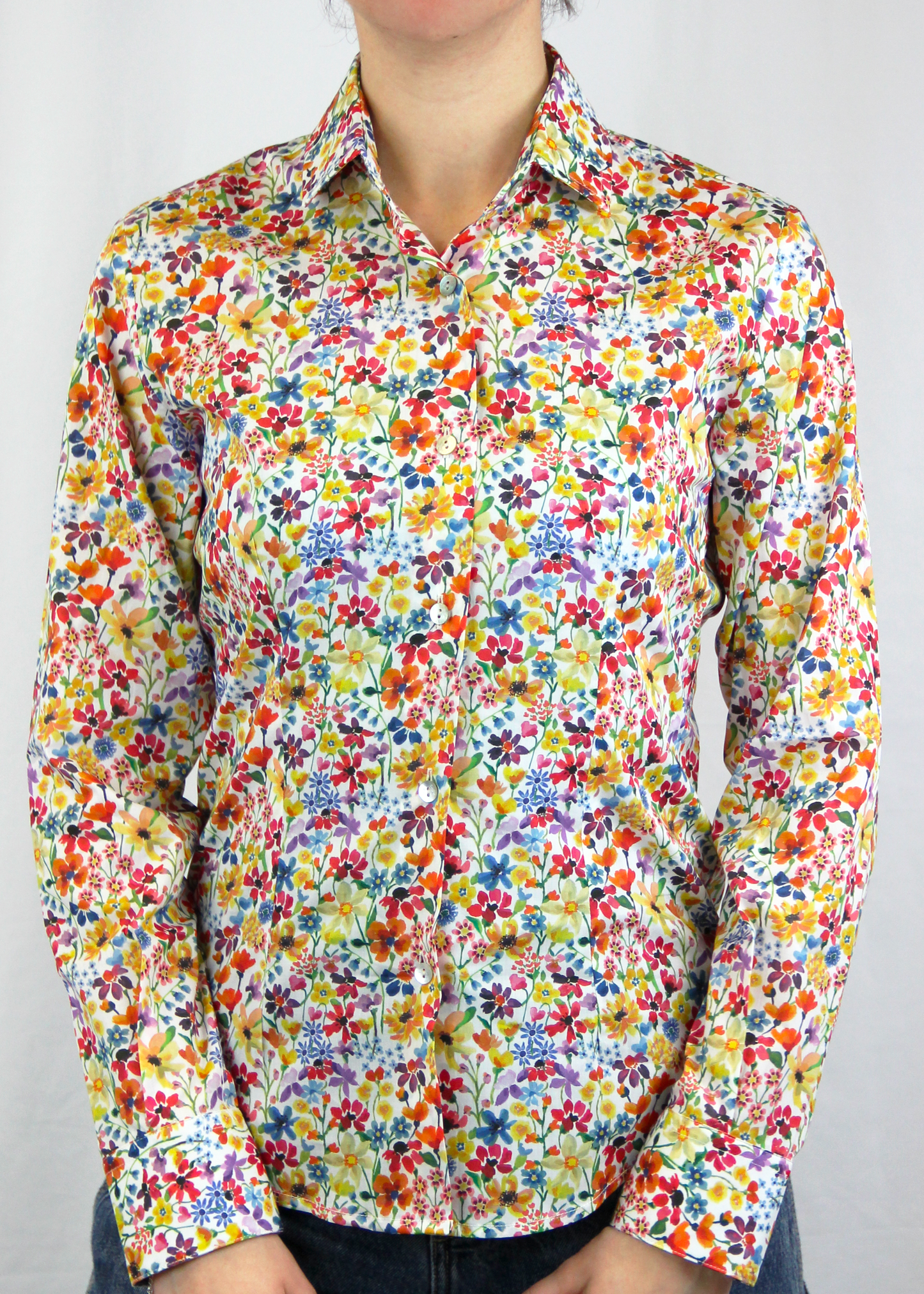 La camicia in cotone Liberty è un capo essenziale, realizzato artigianalmente in Italia in 100% cotone di alta qualità. La fantasia millefiori multicolor dona un tocco vivace e raffinato al capo. Con il suo taglio classico, è perfetta per outfit casual o formali, assicurando comfort, traspirabilità e una vestibilità impeccabile. Made in Italy, unisce eleganza e tradizione.
