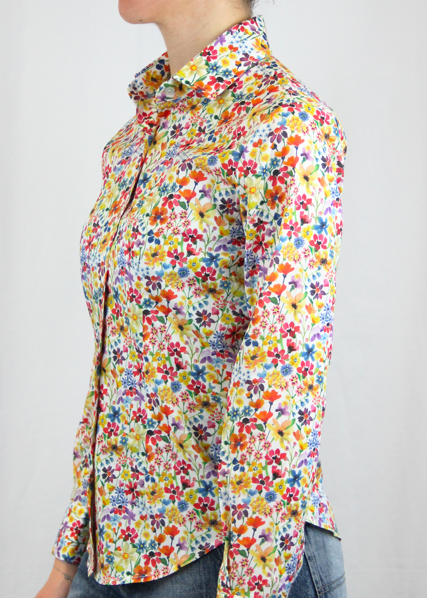 La camicia in cotone Liberty è un capo essenziale, realizzato artigianalmente in Italia in 100% cotone di alta qualità. La fantasia millefiori multicolor dona un tocco vivace e raffinato al capo. Con il suo taglio classico, è perfetta per outfit casual o formali, assicurando comfort, traspirabilità e una vestibilità impeccabile. Made in Italy, unisce eleganza e tradizione.