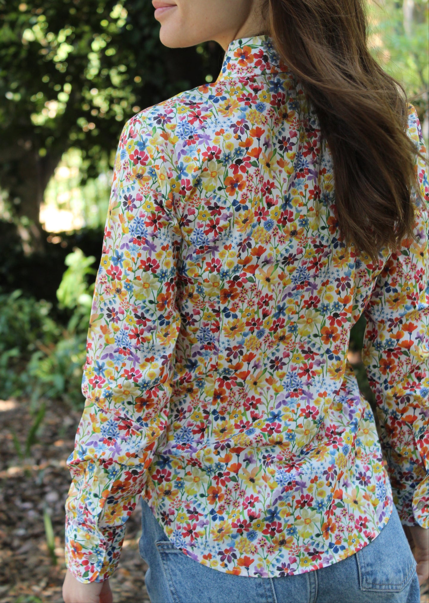 La camicia in cotone Liberty è un capo essenziale, realizzato artigianalmente in Italia in 100% cotone di alta qualità. La fantasia millefiori multicolor dona un tocco vivace e raffinato al capo. Con il suo taglio classico, è perfetta per outfit casual o formali, assicurando comfort, traspirabilità e una vestibilità impeccabile. Made in Italy, unisce eleganza e tradizione.