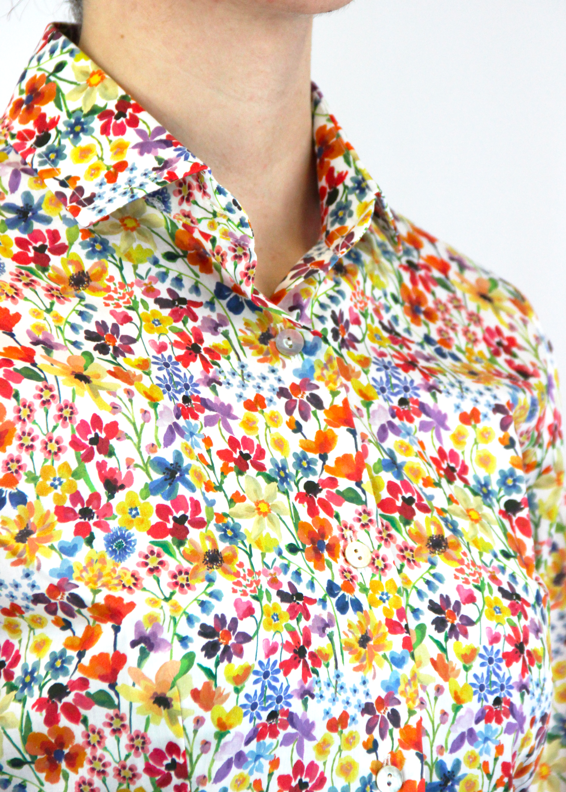 La camicia in cotone Liberty è un capo essenziale, realizzato artigianalmente in Italia in 100% cotone di alta qualità. La fantasia millefiori multicolor dona un tocco vivace e raffinato al capo. Con il suo taglio classico, è perfetta per outfit casual o formali, assicurando comfort, traspirabilità e una vestibilità impeccabile. Made in Italy, unisce eleganza e tradizione.