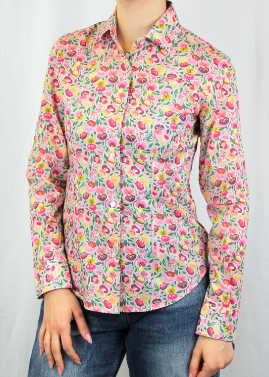 La camicia in cotone Liberty è un capo essenziale, realizzato artigianalmente in Italia in 100% cotone di alta qualità. La fantasia millefiori nei toni del rosa e del giallo aggiunge un tocco luminoso e raffinato al capo. Con il suo taglio classico, è perfetta per outfit casual o formali, garantendo comfort, traspirabilità e una vestibilità impeccabile. Made in Italy, unisce eleganza e tradizione.