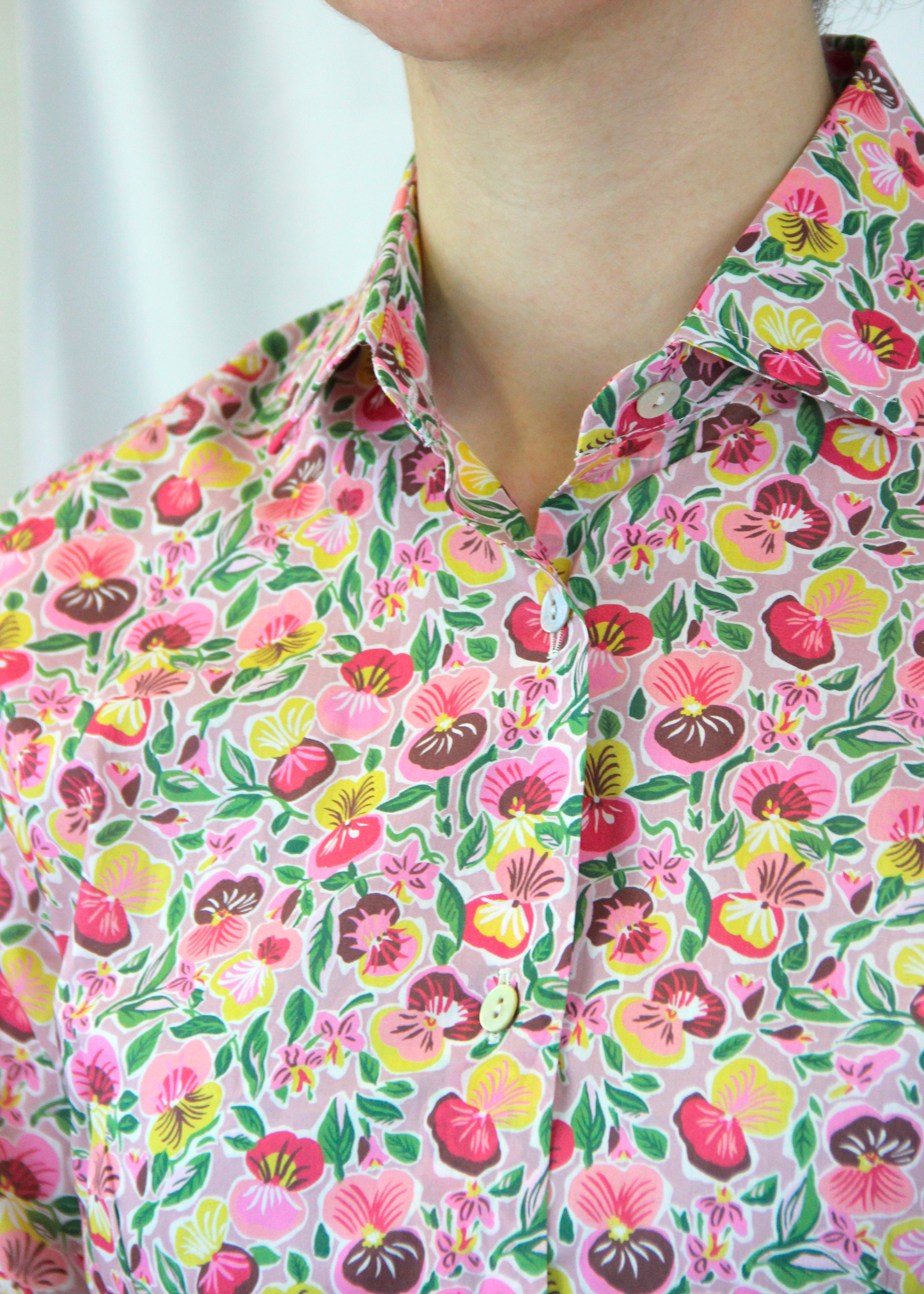 La camicia in cotone Liberty è un capo essenziale, realizzato artigianalmente in Italia in 100% cotone di alta qualità. La fantasia millefiori nei toni del rosa e del giallo aggiunge un tocco luminoso e raffinato al capo. Con il suo taglio classico, è perfetta per outfit casual o formali, garantendo comfort, traspirabilità e una vestibilità impeccabile. Made in Italy, unisce eleganza e tradizione.