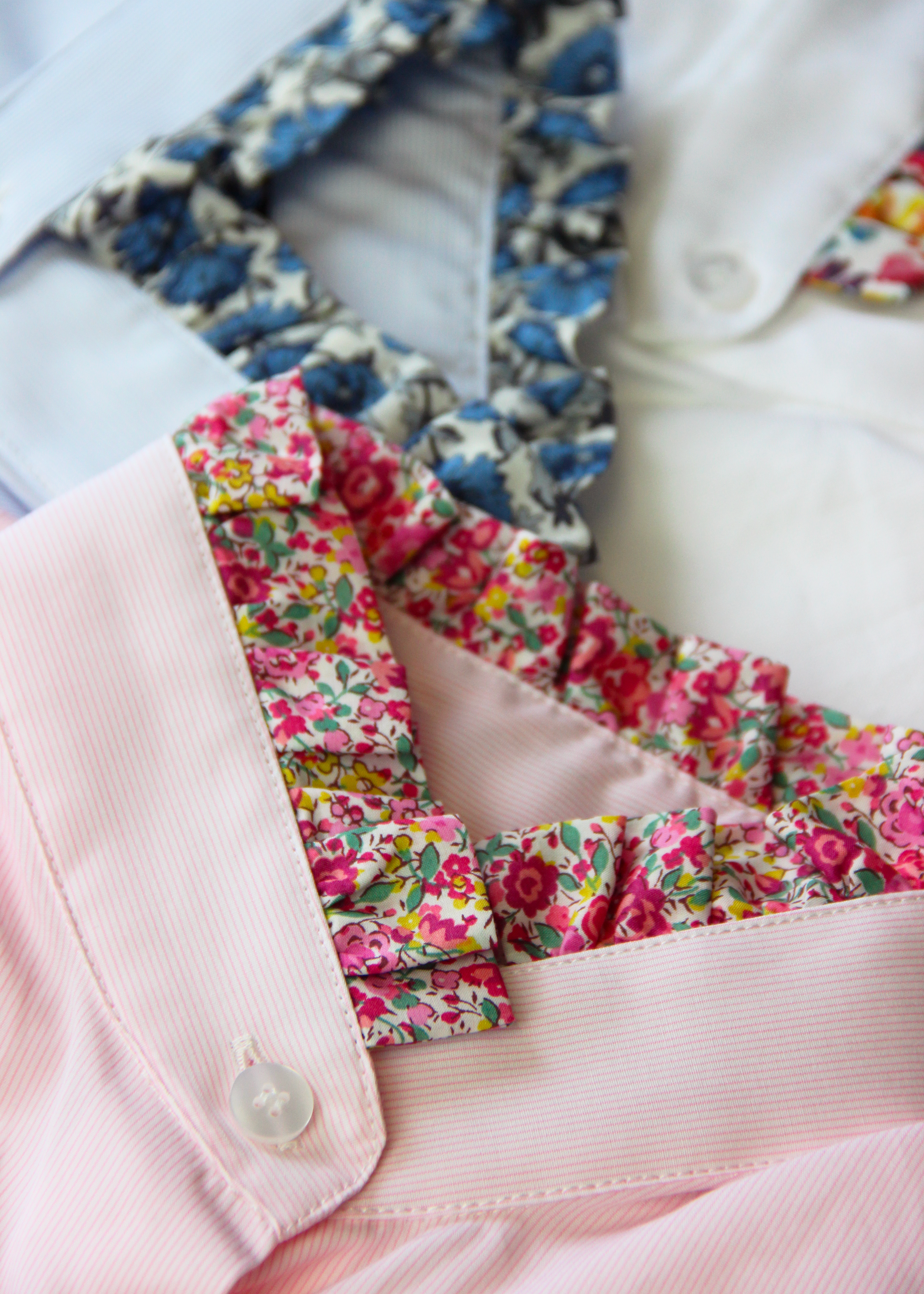 La camicia Strike con collo a rouche è un capo elegante e sofisticato, realizzato in 100% cotone popeline di alta qualità per una vestibilità comoda e delicata. Il colletto con rouches e la fantasia floreale aggiungono un tocco romantico e distintivo, mentre il taglio classico e il design con colletto Liberty rendono questa camicia un pezzo esclusivo, Made in Italy, perfetto per ogni occasione.