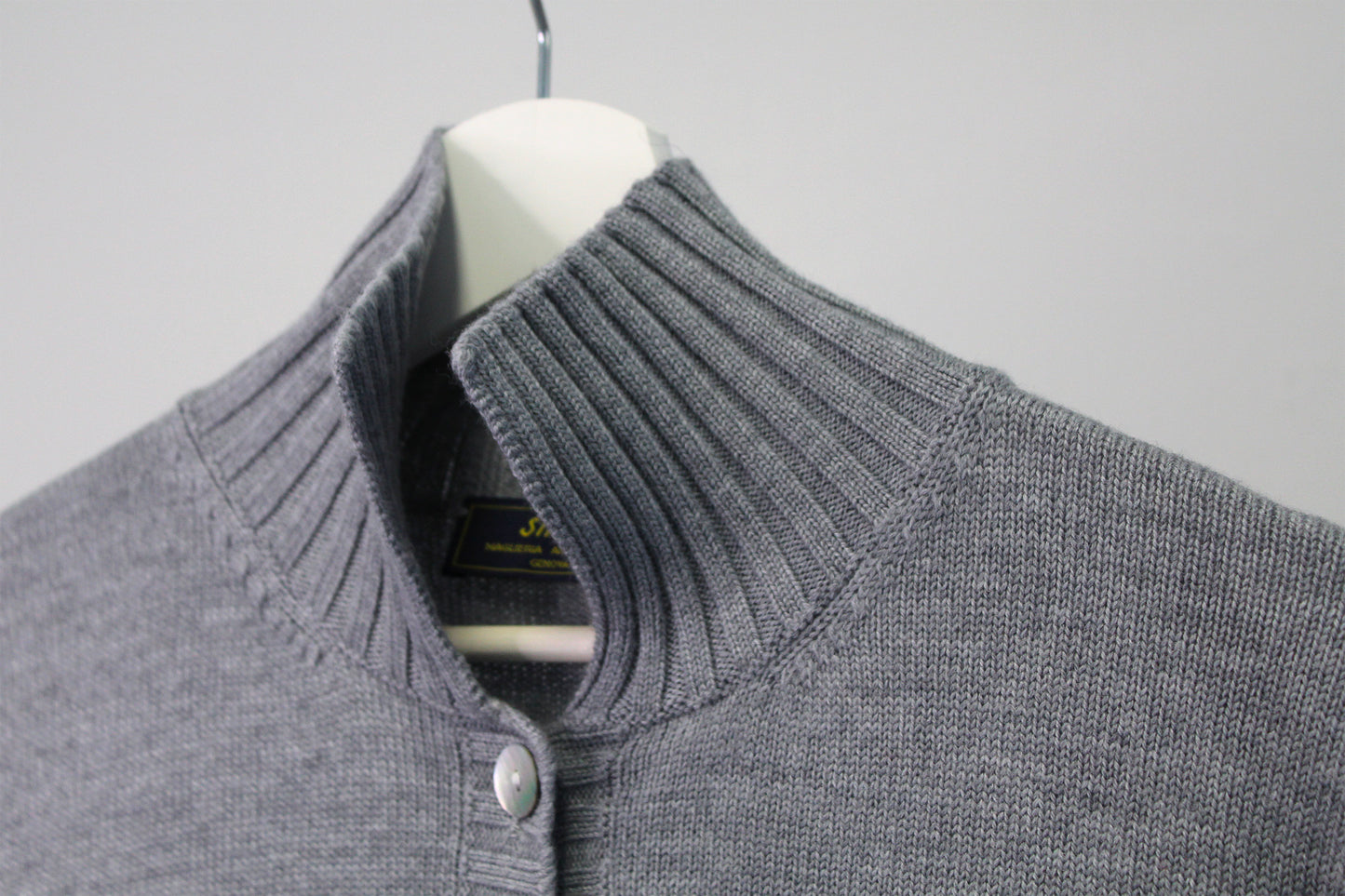 Cardigan Strike Inside con colletto a coste, realizzato in 100% lana merino di alta qualità nella nostra maglieria artigianale di Genova. Questo cardigan combina stile senza tempo e praticità, offrendo una morbidezza eccezionale e un comfort termico superiore, ideale per ogni stagione. Perfetto per chi cerca un capo elegante e versatile, è l'ideale per look casual-chic