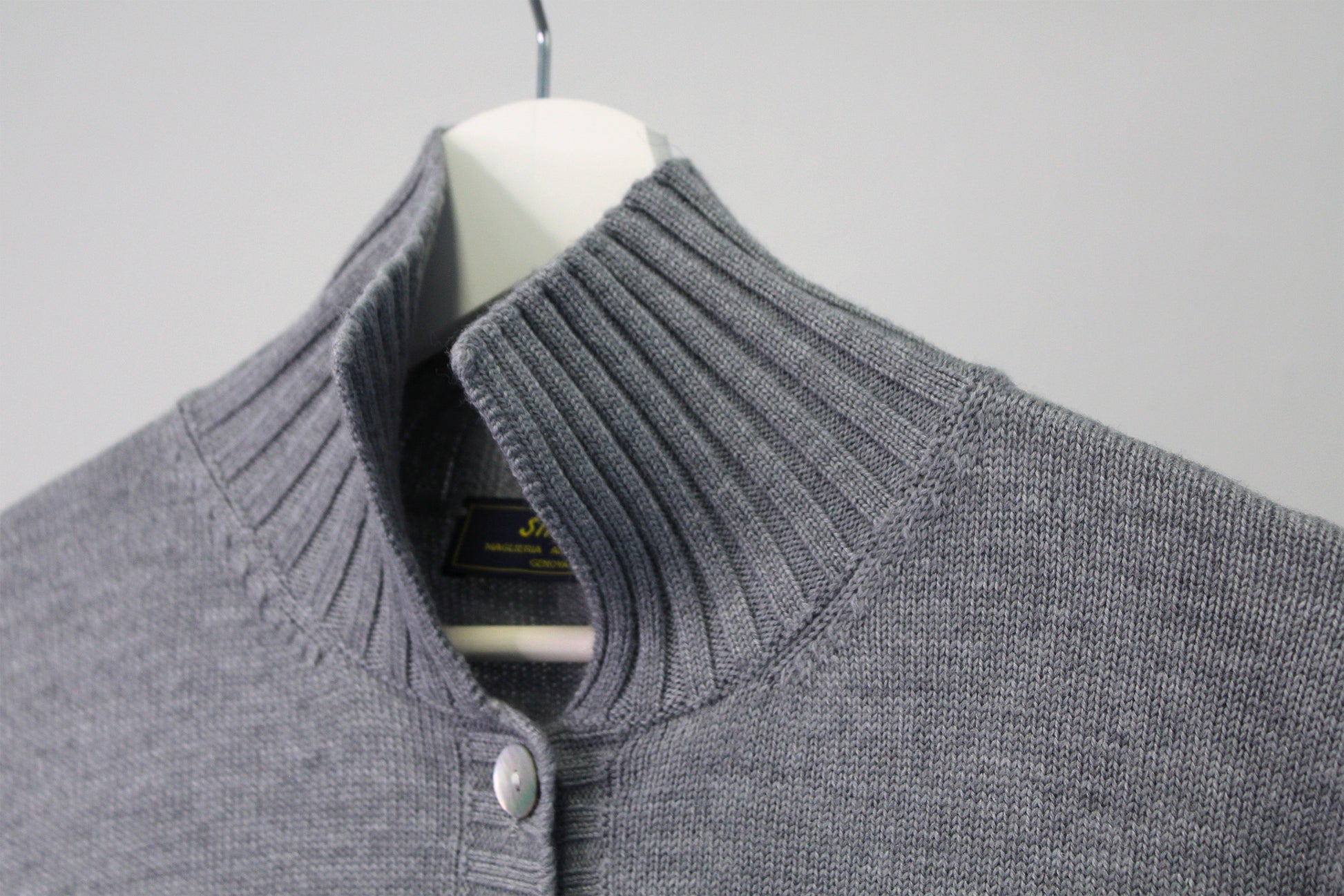 Cardigan Strike Inside con colletto a coste, realizzato in 100% lana merino di alta qualità nella nostra maglieria artigianale di Genova. Questo cardigan combina stile senza tempo e praticità, offrendo una morbidezza eccezionale e un comfort termico superiore, ideale per ogni stagione. Perfetto per chi cerca un capo elegante e versatile, è l'ideale per look casual-chic
