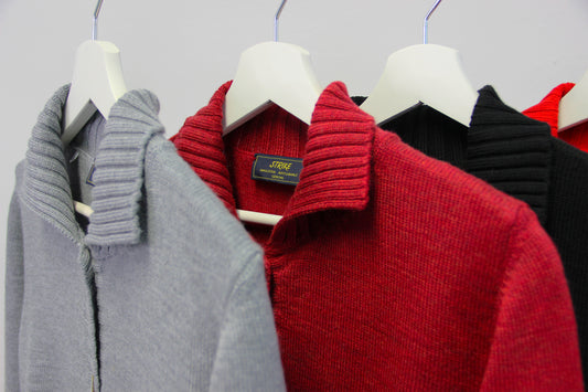 Cardigan Strike Inside con colletto a coste, realizzato in 100% lana merino di alta qualità nella nostra maglieria artigianale di Genova. Questo cardigan combina stile senza tempo e praticità, offrendo una morbidezza eccezionale e un comfort termico superiore, ideale per ogni stagione. Perfetto per chi cerca un capo elegante e versatile, è l'ideale per look casual-chic