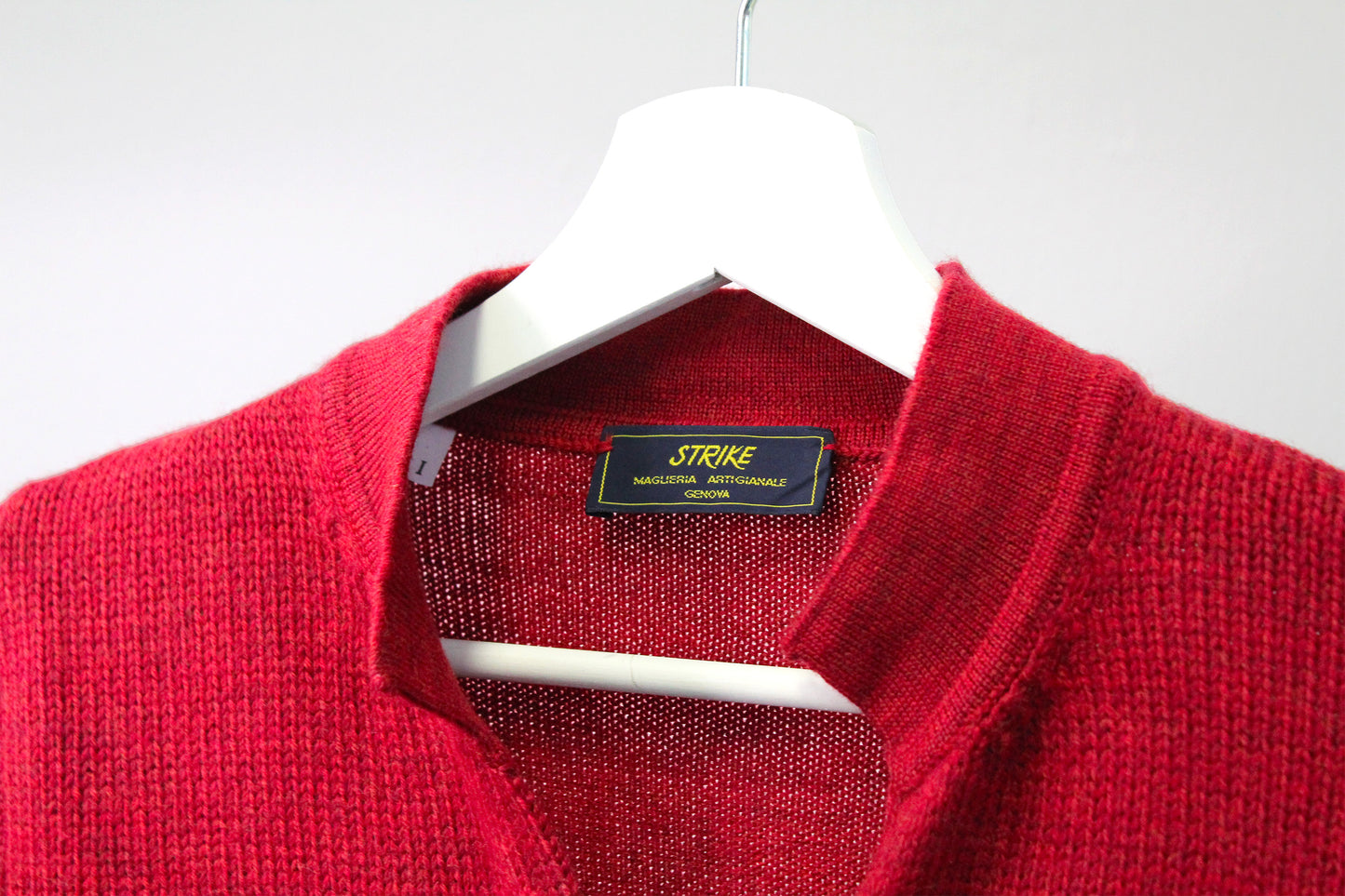 Cardigan Strike Inside con colletto alla coreana, realizzato in 100% lana merino di altissima qualità realizzato nella nostra maglieria artigianale a Genova. Questo capo elegante e versatile aggiunge un tocco di raffinatezza contemporanea al tuo guardaroba, combinando comfort e stile. Perfetto per look eleganti o casual-chic, è l'ideale per chi cerca un capo caldo e di alta qualità