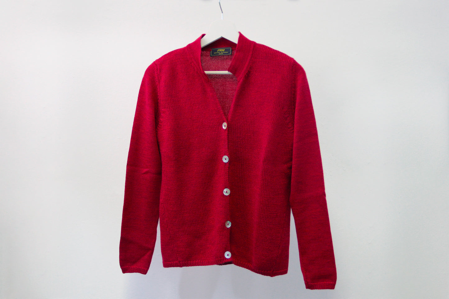 Cardigan Strike Inside con colletto alla coreana, realizzato in 100% lana merino di altissima qualità realizzato nella nostra maglieria artigianale a Genova. Questo capo elegante e versatile aggiunge un tocco di raffinatezza contemporanea al tuo guardaroba, combinando comfort e stile. Perfetto per look eleganti o casual-chic, è l'ideale per chi cerca un capo caldo e di alta qualità