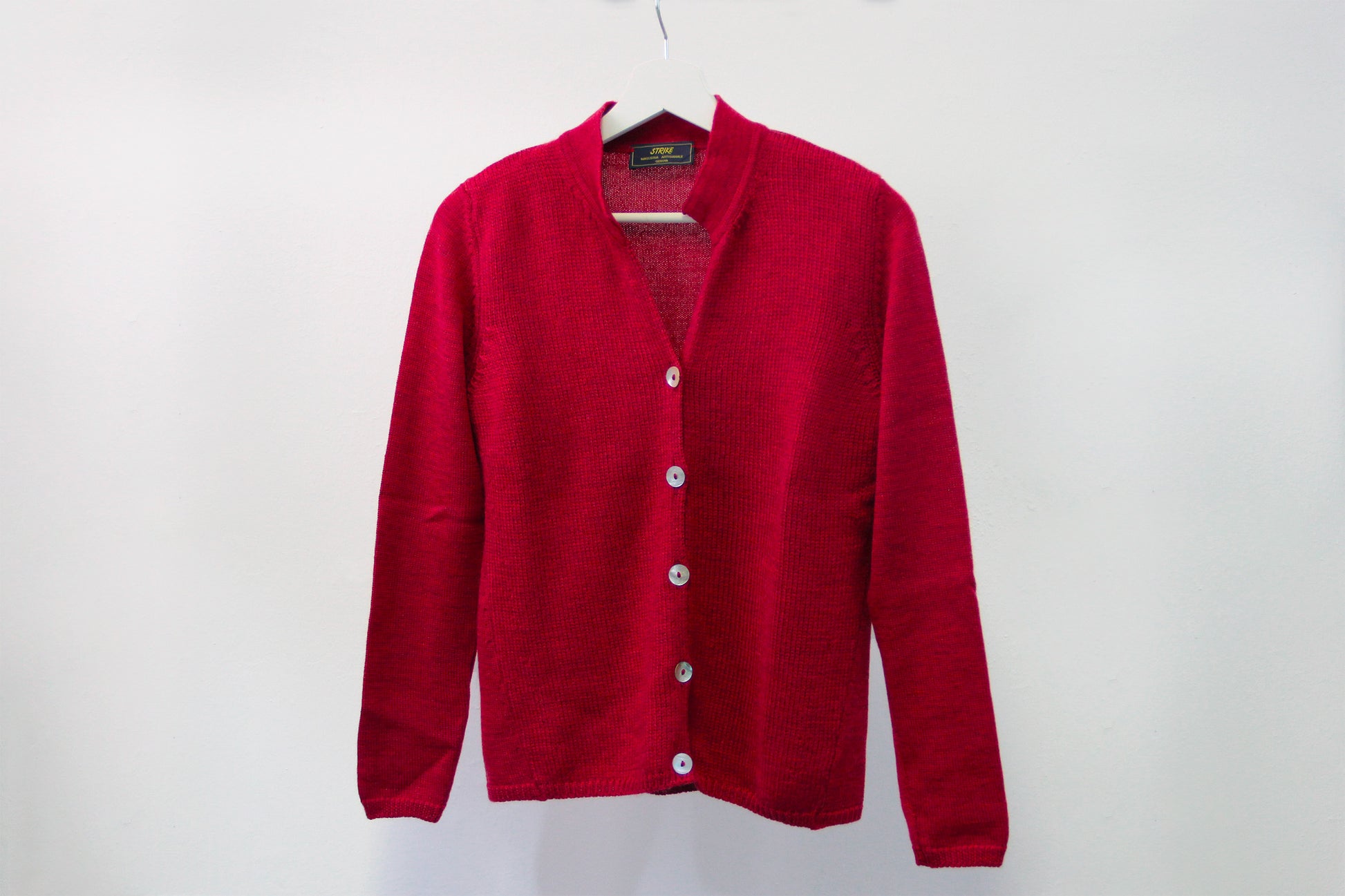 Cardigan Strike Inside con colletto alla coreana, realizzato in 100% lana merino di altissima qualità realizzato nella nostra maglieria artigianale a Genova. Questo capo elegante e versatile aggiunge un tocco di raffinatezza contemporanea al tuo guardaroba, combinando comfort e stile. Perfetto per look eleganti o casual-chic, è l'ideale per chi cerca un capo caldo e di alta qualità