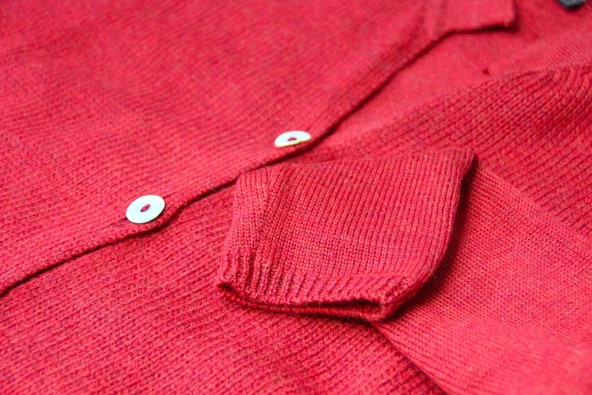 Cardigan Strike Inside con colletto alla coreana, realizzato in 100% lana merino di altissima qualità realizzato nella nostra maglieria artigianale a Genova. Questo capo elegante e versatile aggiunge un tocco di raffinatezza contemporanea al tuo guardaroba, combinando comfort e stile. Perfetto per look eleganti o casual-chic, è l'ideale per chi cerca un capo caldo e di alta qualità