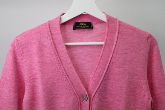 Cardigan Piuma Strike Inside con scollo a V, realizzato in 100% lana merino di altissima qualità nella nostra maglieria artigianale di Genova. Leggero come una piuma, questo cardigan emana eleganza senza sforzo, offrendo una sensazione impalpabile sulla pelle pur garantendo calore e traspirabilità. Perfetto per look eleganti o casual, è la scelta ideale per chi cerca comfort e stile in ogni stagione