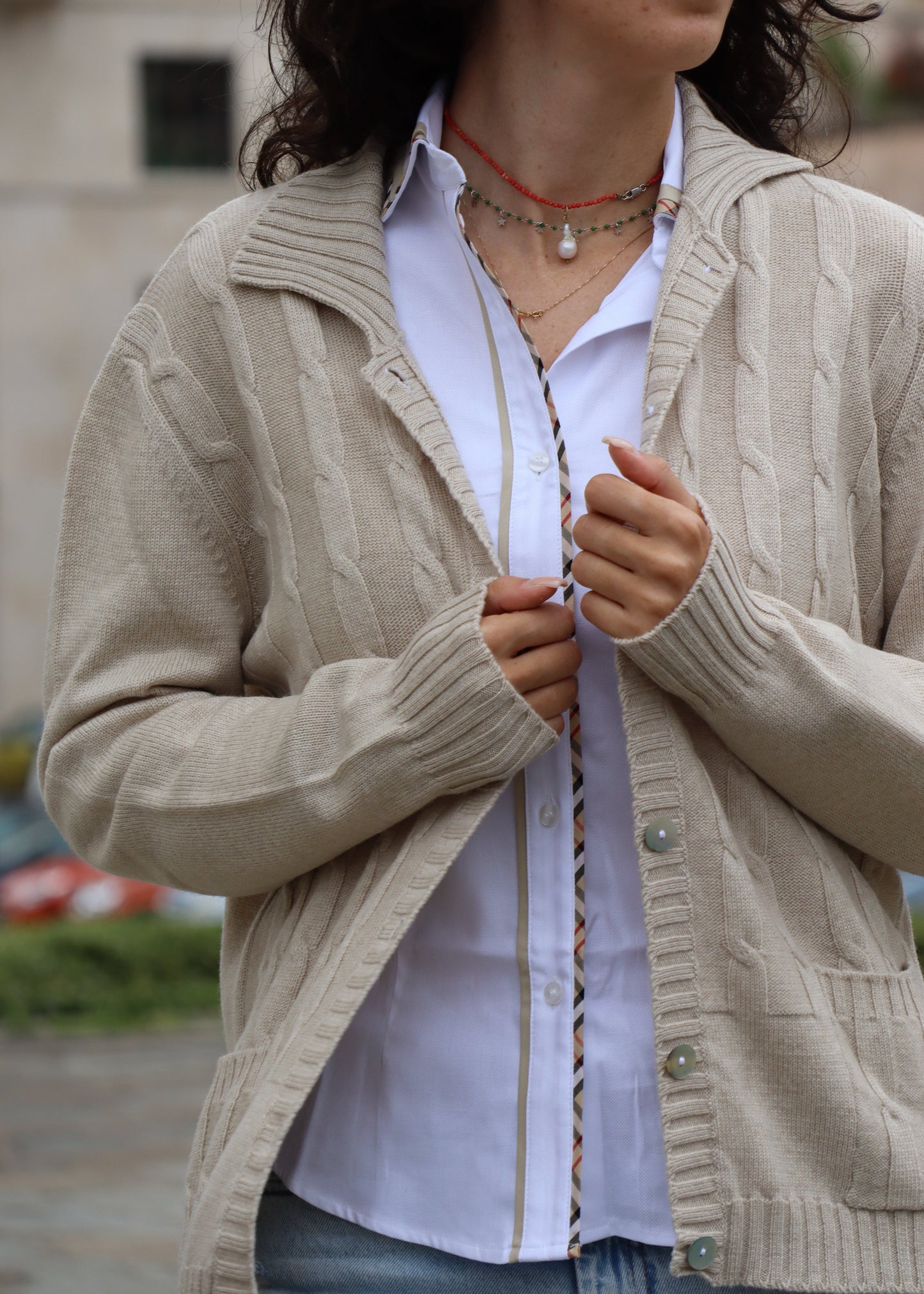 Cardigan a trecce Strike Inside in 100% lana merino con colletto a coste, caldo, morbido ed elegante per look casual o sofisticati.

- 100% lana Merino

- Made in Italy