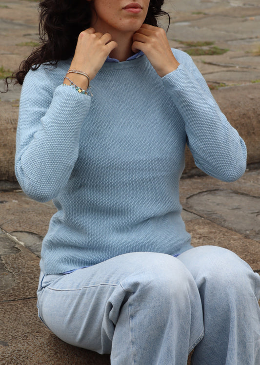 Il maglione azzurro polvere Strike Inside esprime una raffinatezza discreta e contemporanea. Realizzato in 100% lana merino di altissima qualità, avvolge con morbidezza e garantisce calore e traspirabilità. Il suo design essenziale e versatile lo rende un capo senza tempo, perfetto per completare con naturale eleganza ogni outfit.

- 100% lana Merino

- Made in Italy