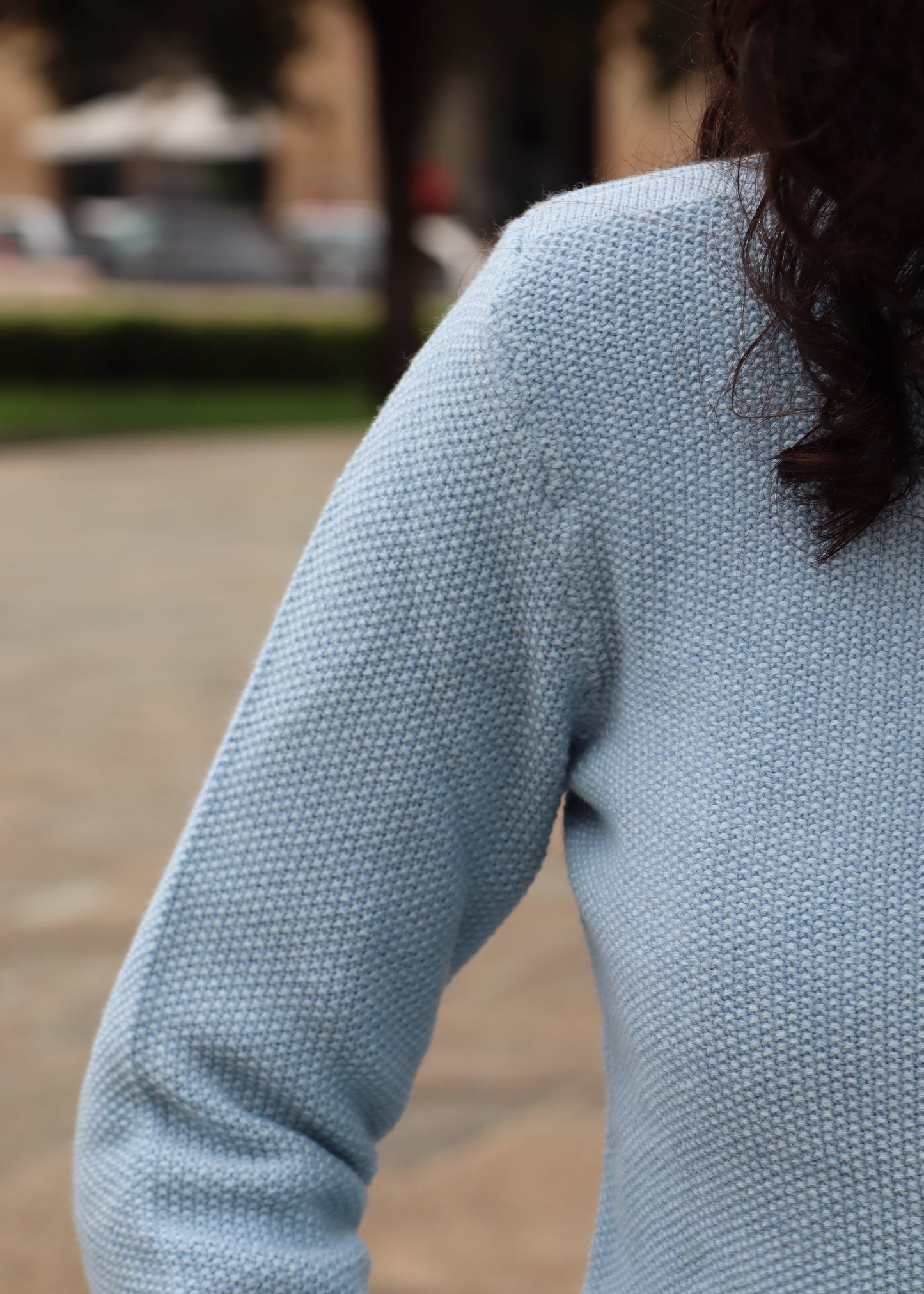 Il maglione azzurro polvere Strike Inside esprime una raffinatezza discreta e contemporanea. Realizzato in 100% lana merino di altissima qualità, avvolge con morbidezza e garantisce calore e traspirabilità. Il suo design essenziale e versatile lo rende un capo senza tempo, perfetto per completare con naturale eleganza ogni outfit.

- 100% lana Merino

- Made in Italy