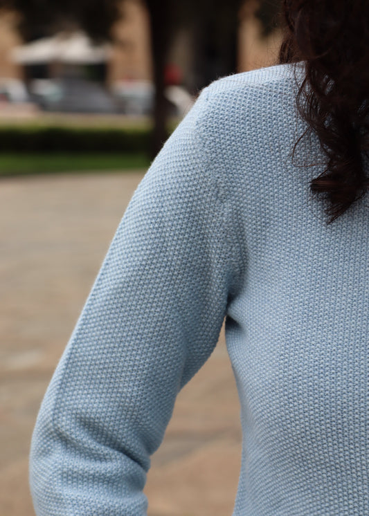 Il maglione azzurro polvere Strike Inside esprime una raffinatezza discreta e contemporanea. Realizzato in 100% lana merino di altissima qualità, avvolge con morbidezza e garantisce calore e traspirabilità. Il suo design essenziale e versatile lo rende un capo senza tempo, perfetto per completare con naturale eleganza ogni outfit.

- 100% lana Merino

- Made in Italy