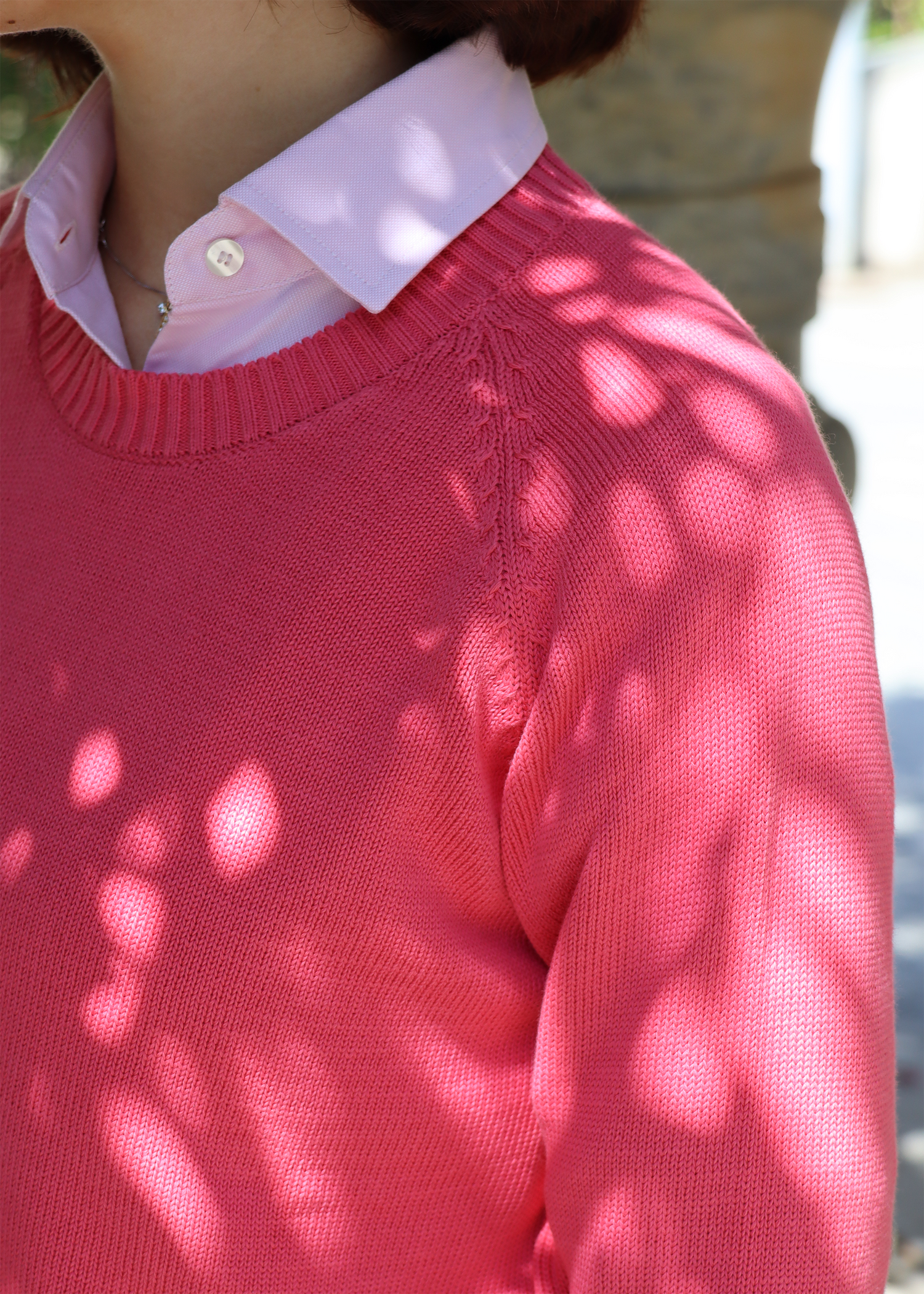 Maglione artigianale girocollo in 100% cotone, morbido, traspirante e perfetto per la primavera. Disponibile in una varietà di colori primaverili per uno stile versatile e raffinato. Realizzato con cura dalla maglieria artigianale di Genova di Strike Inside. Made in Italy.