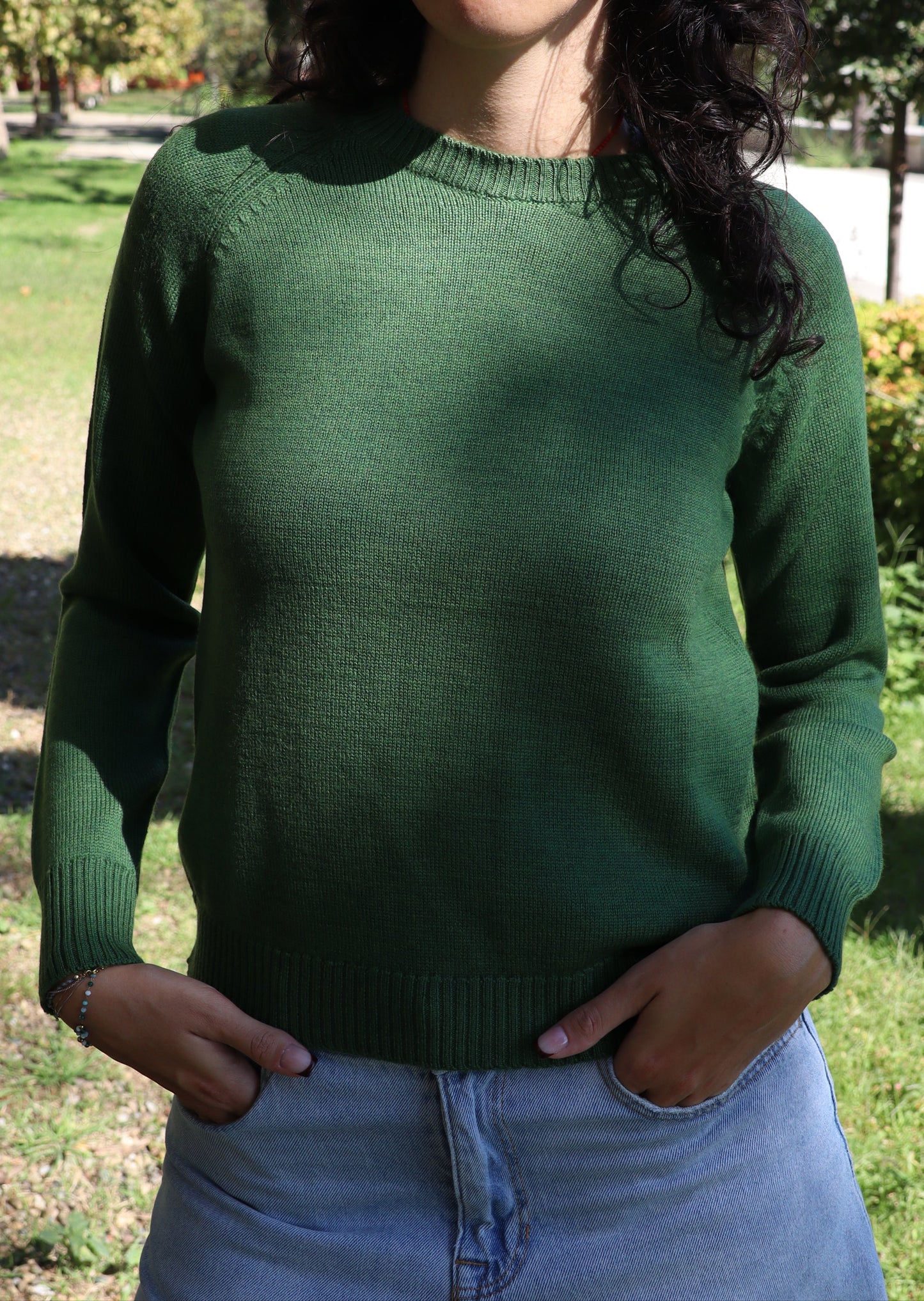 Maglione artigianale girocollo in 100% lana merino, morbido e perfetto per la primavera. Disponibile in una varietà di colori per uno stile versatile e raffinato. Realizzato con cura dalla maglieria artigianale di Genova di Strike Inside. Made in Italy.