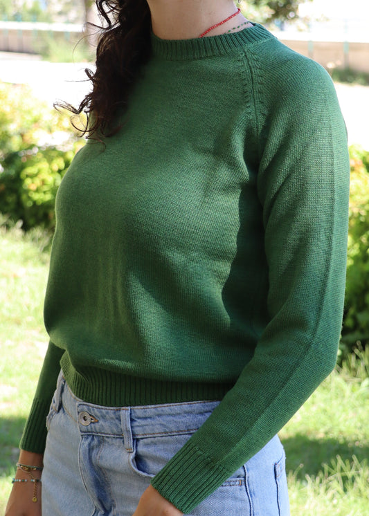 Maglione artigianale girocollo in 100% lana merino, morbido e perfetto per la primavera. Disponibile in una varietà di colori per uno stile versatile e raffinato. Realizzato con cura dalla maglieria artigianale di Genova di Strike Inside. Made in Italy.