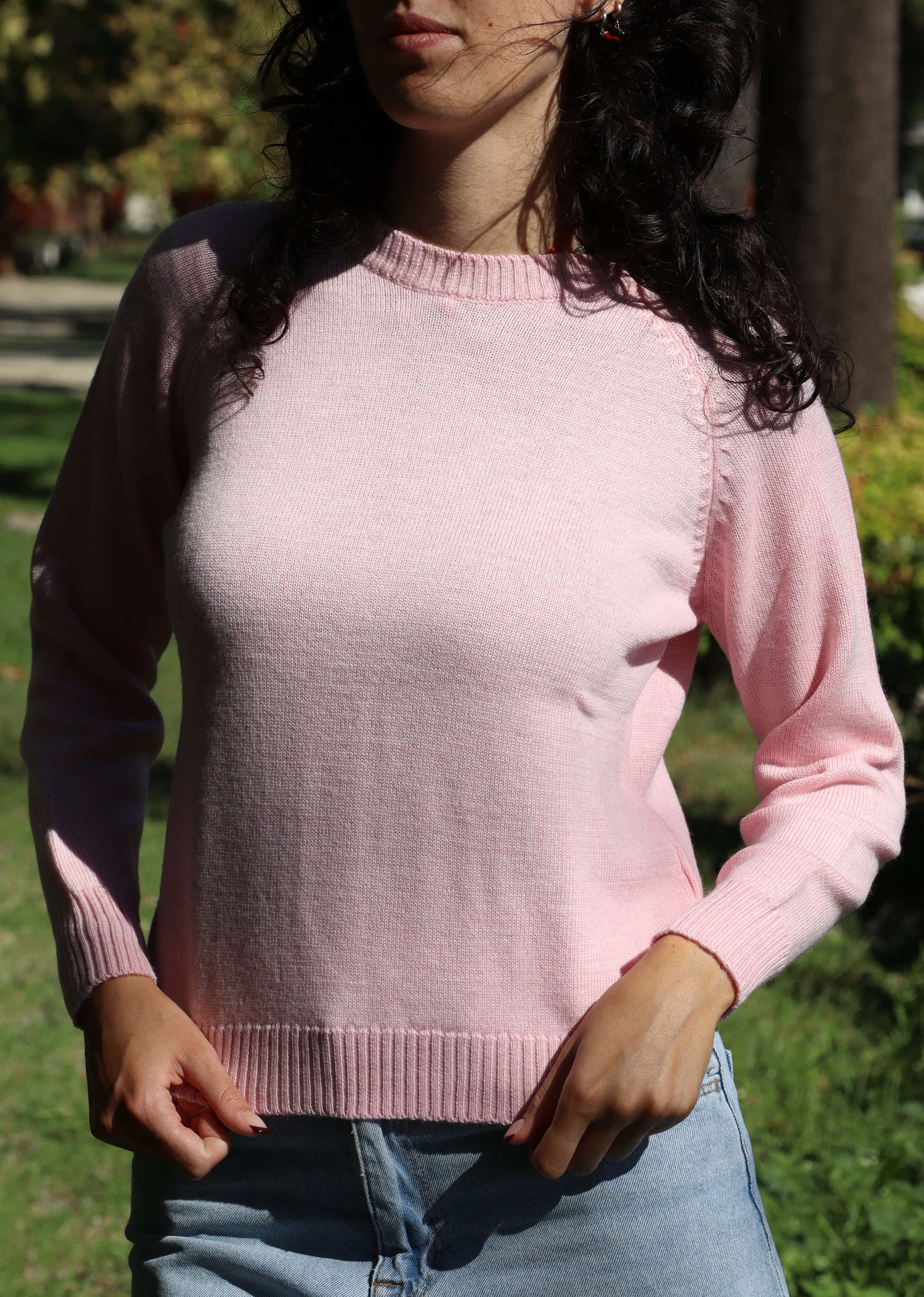 Maglione artigianale girocollo in 100% lana merino, morbido e perfetto per la primavera. Disponibile in una varietà di colori per uno stile versatile e raffinato. Realizzato con cura dalla maglieria artigianale di Genova di Strike Inside. Made in Italy.