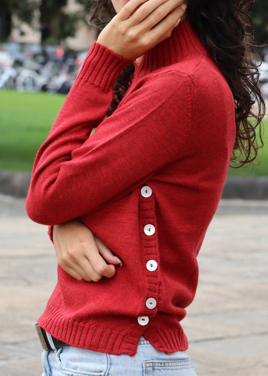 Il maglione rosso Strike Inside con colletto a coste stile polo unisce modernità e comfort. Realizzato in 100% lana merino pregiata, è morbido, caldo e naturalmente traspirante. L’apertura laterale con bottoni aggiunge un dettaglio raffinato e funzionale, rendendolo perfetto per un’eleganza quotidiana senza sforzo.

- 100% lana Merino

- Made in Italy

- Apertura laterale con bottoni
