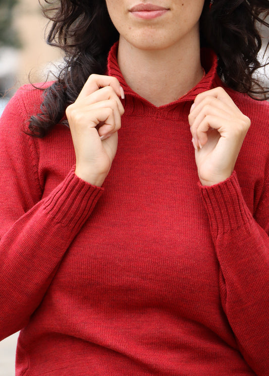 Il maglione rosso Strike Inside con colletto a coste stile polo unisce modernità e comfort. Realizzato in 100% lana merino pregiata, è morbido, caldo e naturalmente traspirante. L’apertura laterale con bottoni aggiunge un dettaglio raffinato e funzionale, rendendolo perfetto per un’eleganza quotidiana senza sforzo.

- 100% lana Merino

- Made in Italy

- Apertura laterale con bottoni