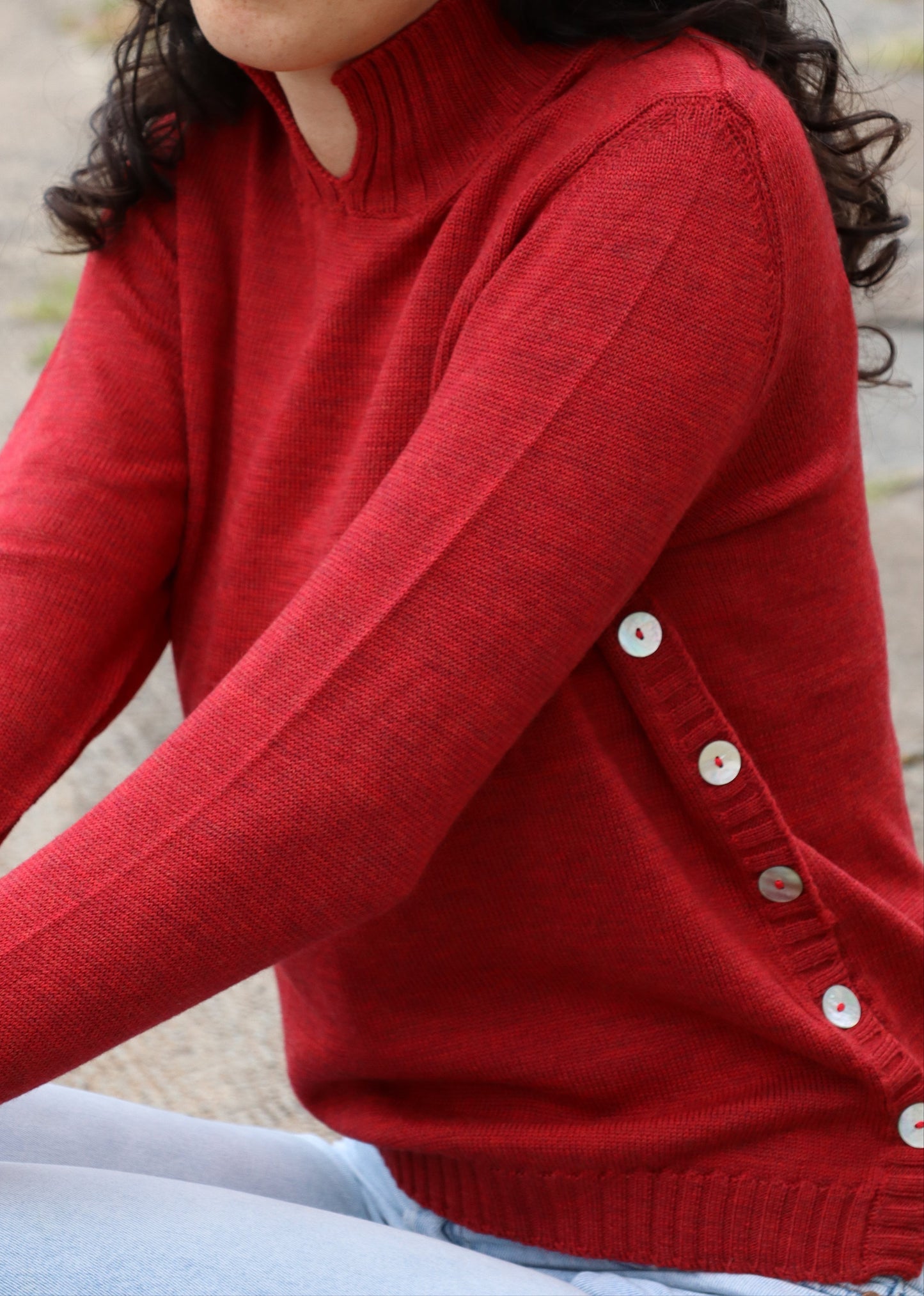 Il maglione rosso Strike Inside con colletto a coste stile polo unisce modernità e comfort. Realizzato in 100% lana merino pregiata, è morbido, caldo e naturalmente traspirante. L’apertura laterale con bottoni aggiunge un dettaglio raffinato e funzionale, rendendolo perfetto per un’eleganza quotidiana senza sforzo.

- 100% lana Merino

- Made in Italy

- Apertura laterale con bottoni