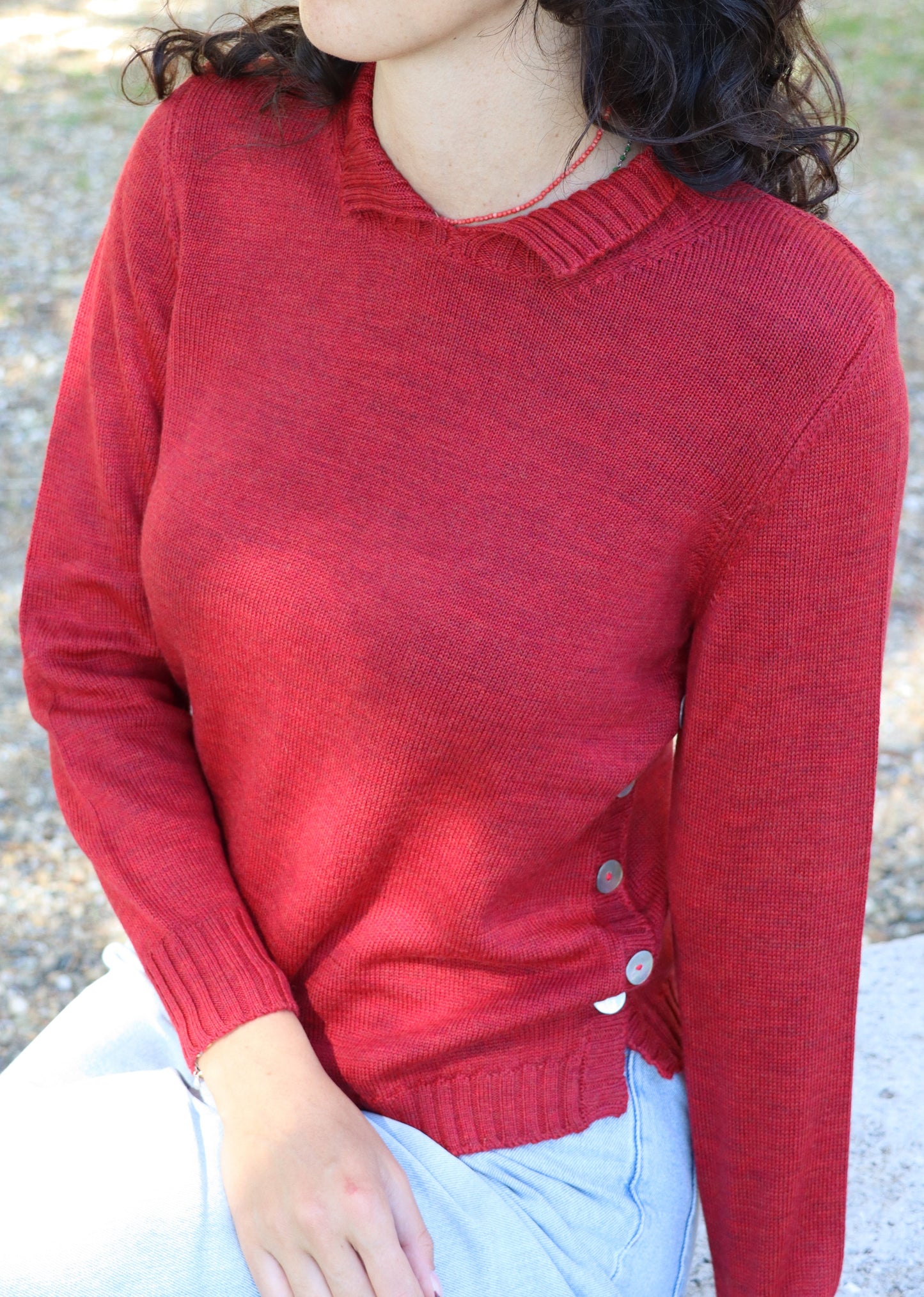 Il maglione rosso Strike Inside con colletto a coste stile polo unisce modernità e comfort. Realizzato in 100% lana merino pregiata, è morbido, caldo e naturalmente traspirante. L’apertura laterale con bottoni aggiunge un dettaglio raffinato e funzionale, rendendolo perfetto per un’eleganza quotidiana senza sforzo.

- 100% lana Merino

- Made in Italy

- Apertura laterale con bottoni
