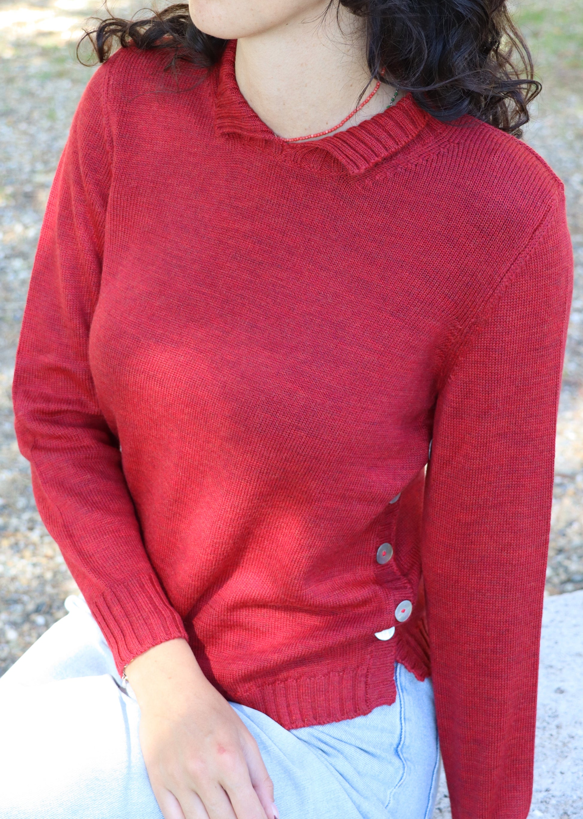 Il maglione rosso Strike Inside con colletto a coste stile polo unisce modernità e comfort. Realizzato in 100% lana merino pregiata, è morbido, caldo e naturalmente traspirante. L’apertura laterale con bottoni aggiunge un dettaglio raffinato e funzionale, rendendolo perfetto per un’eleganza quotidiana senza sforzo.

- 100% lana Merino

- Made in Italy

- Apertura laterale con bottoni