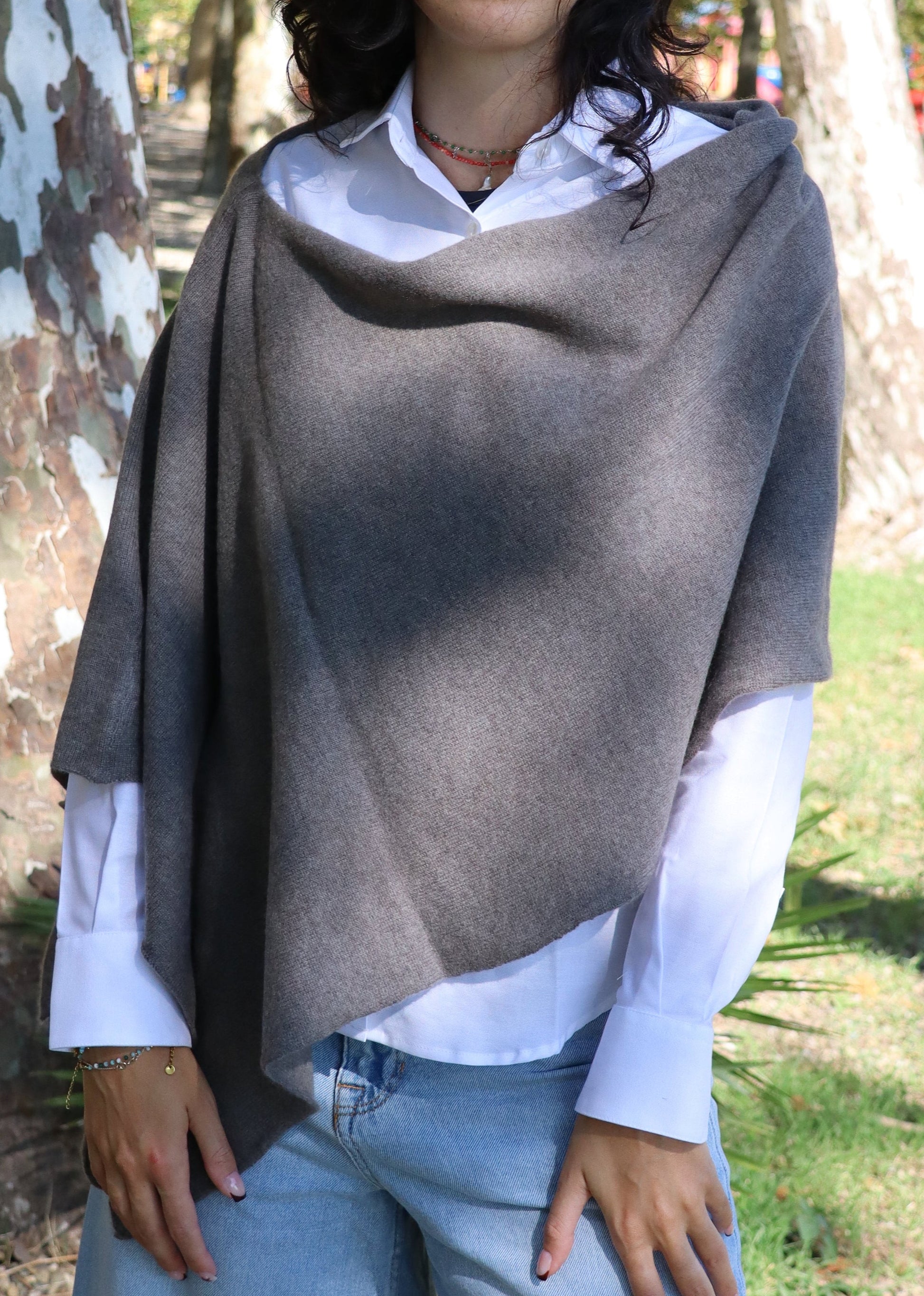 Poncho donna in cashmere Strike Inside, morbido ed elegante, realizzato artigianalmente in Italia. Accessorio di lusso disponibile in varie colorazioni, ideale per look raffinati e versatili.