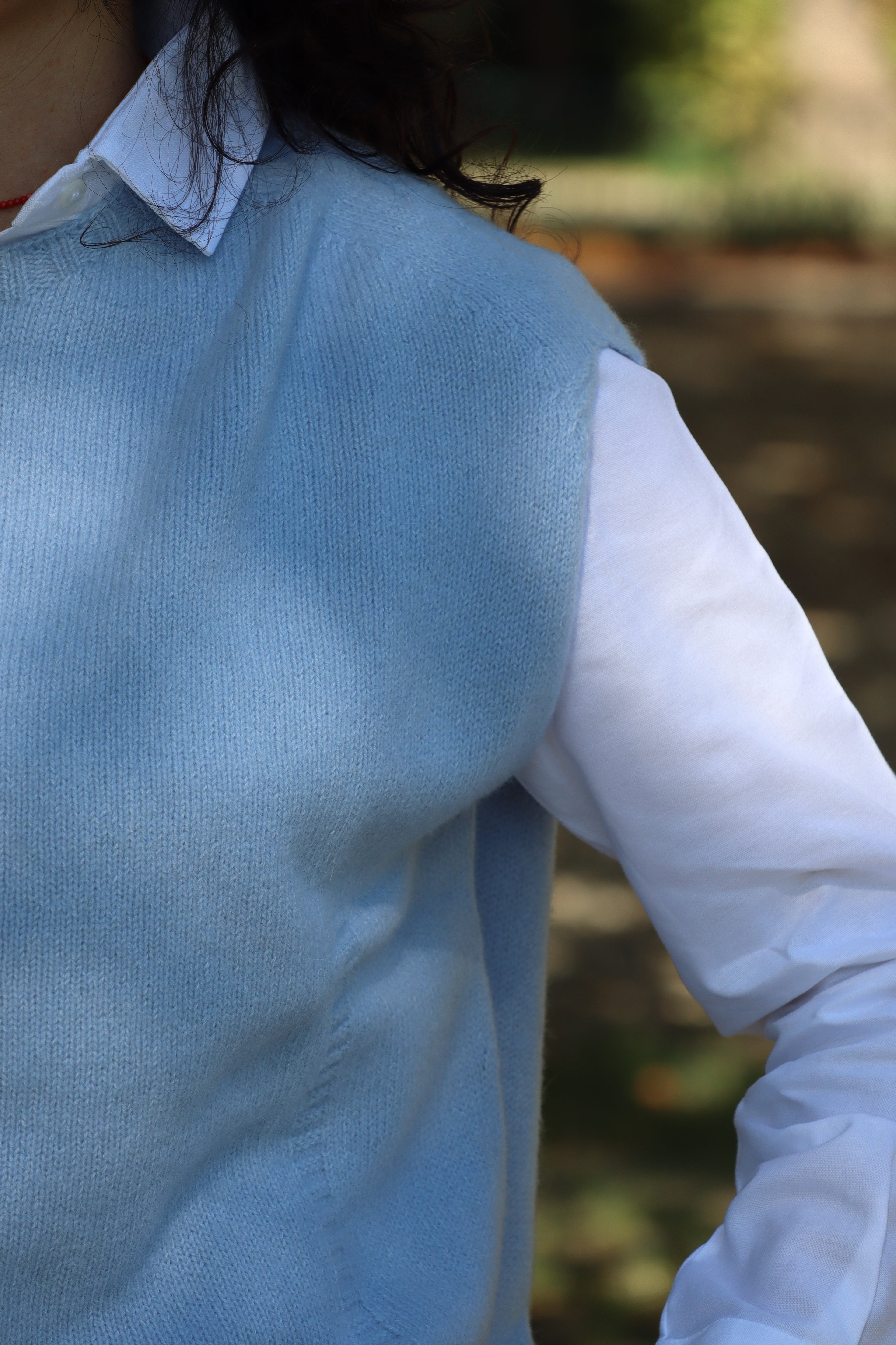 Poncho da donna in lana merino azzurra, senza maniche e con girocollo. La linea svasata con taglio asimmetrico — più corto sul davanti e più lungo sul retro — dona movimento e leggerezza. Realizzato artigianalmente dalla maglieria Strike Inside Abbigliamento, 100% italiana, è un capo di alta qualità che unisce la morbidezza e il calore della lana merino a uno stile raffinato e senza tempo.