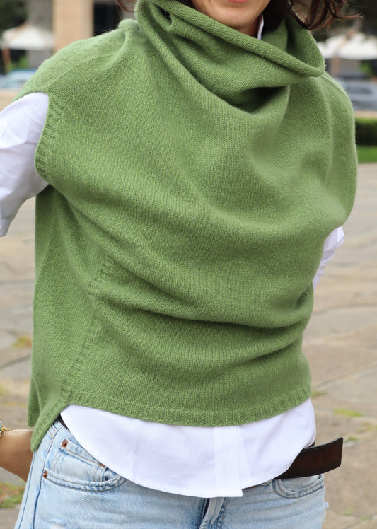 Poncho Strike Inside in 100% lana merino, morbido e caldo, dal design elegante e versatile per ogni occasione.

- 100% Lana Merino

- Made in Italy