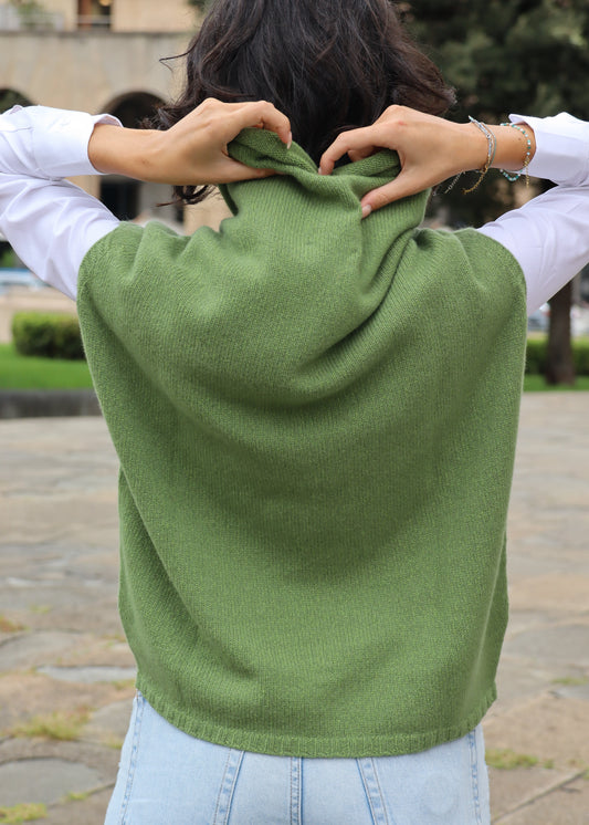 Poncho Strike Inside in 100% lana merino, morbido e caldo, dal design elegante e versatile per ogni occasione.

- 100% Lana Merino

- Made in Italy