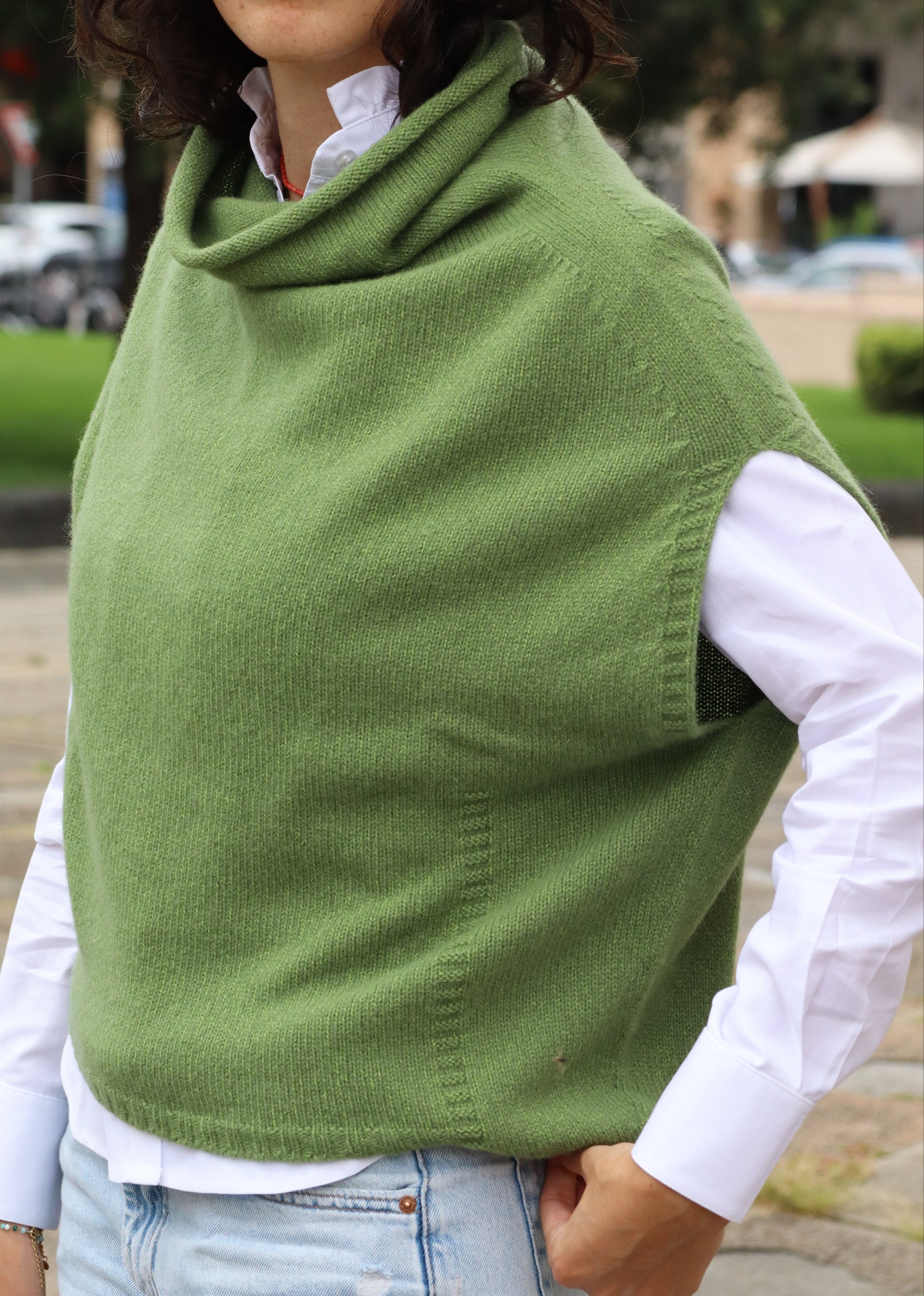 Poncho Strike Inside in 100% lana merino, morbido e caldo, dal design elegante e versatile per ogni occasione.

- 100% Lana Merino

- Made in Italy